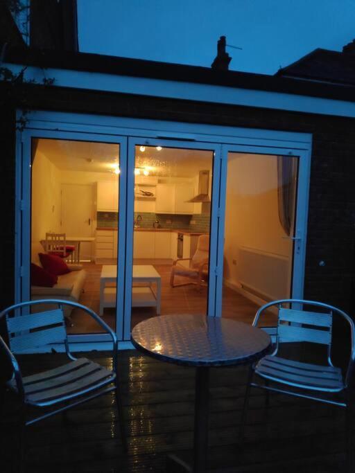 Adorable One-Bedroom Flat With Patio Garden. Southwick  Exteriör bild