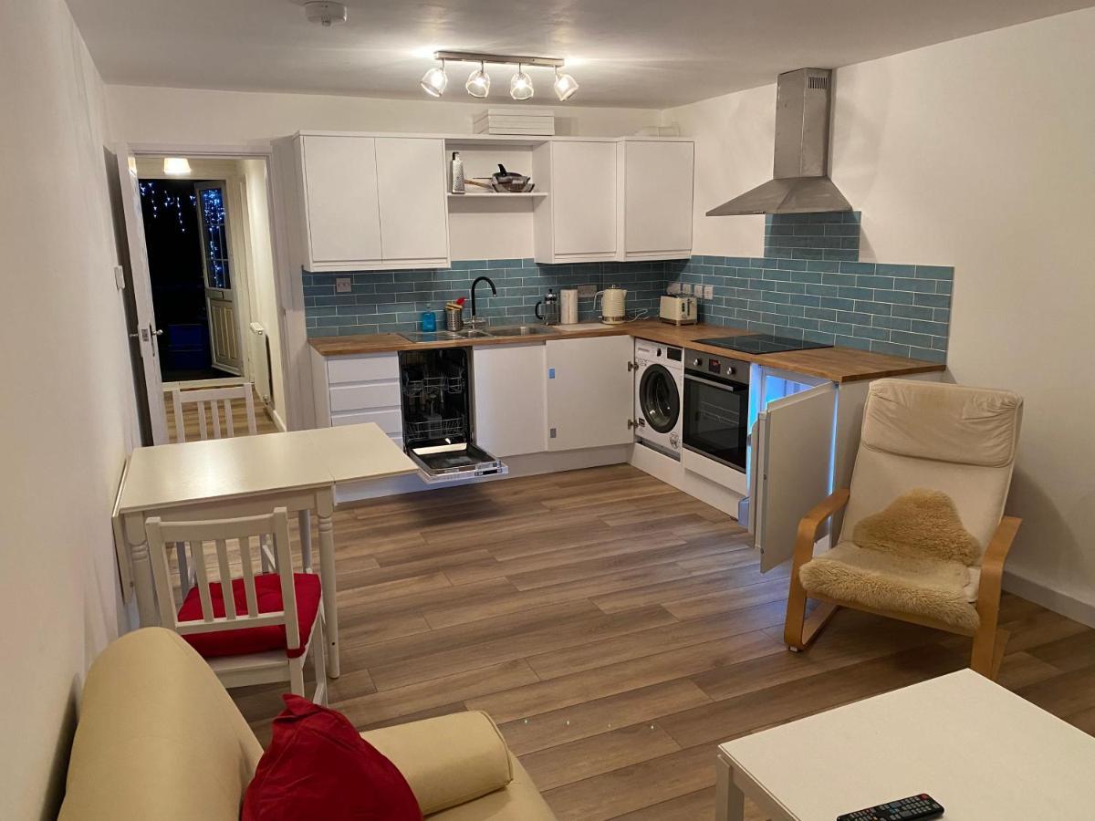 Adorable One-Bedroom Flat With Patio Garden. Southwick  Exteriör bild