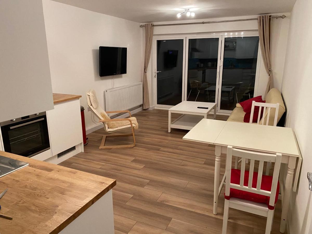 Adorable One-Bedroom Flat With Patio Garden. Southwick  Exteriör bild