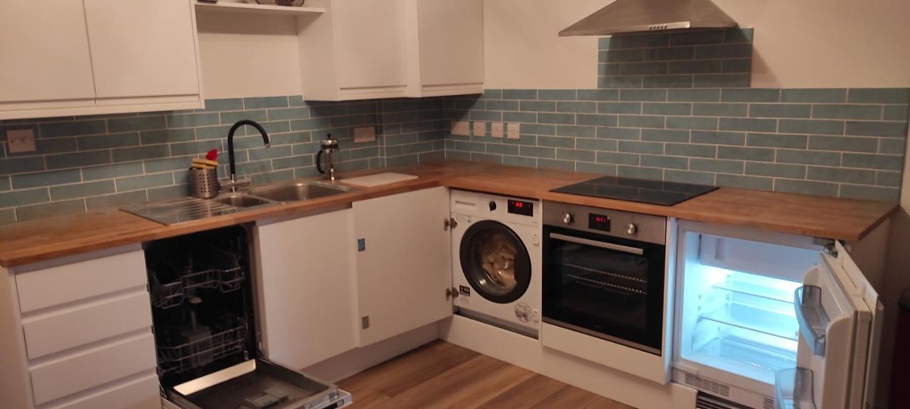 Adorable One-Bedroom Flat With Patio Garden. Southwick  Exteriör bild