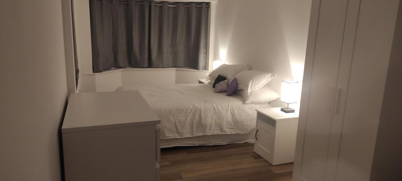 Adorable One-Bedroom Flat With Patio Garden. Southwick  Exteriör bild