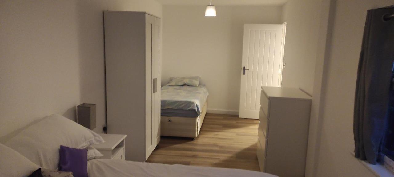 Adorable One-Bedroom Flat With Patio Garden. Southwick  Exteriör bild