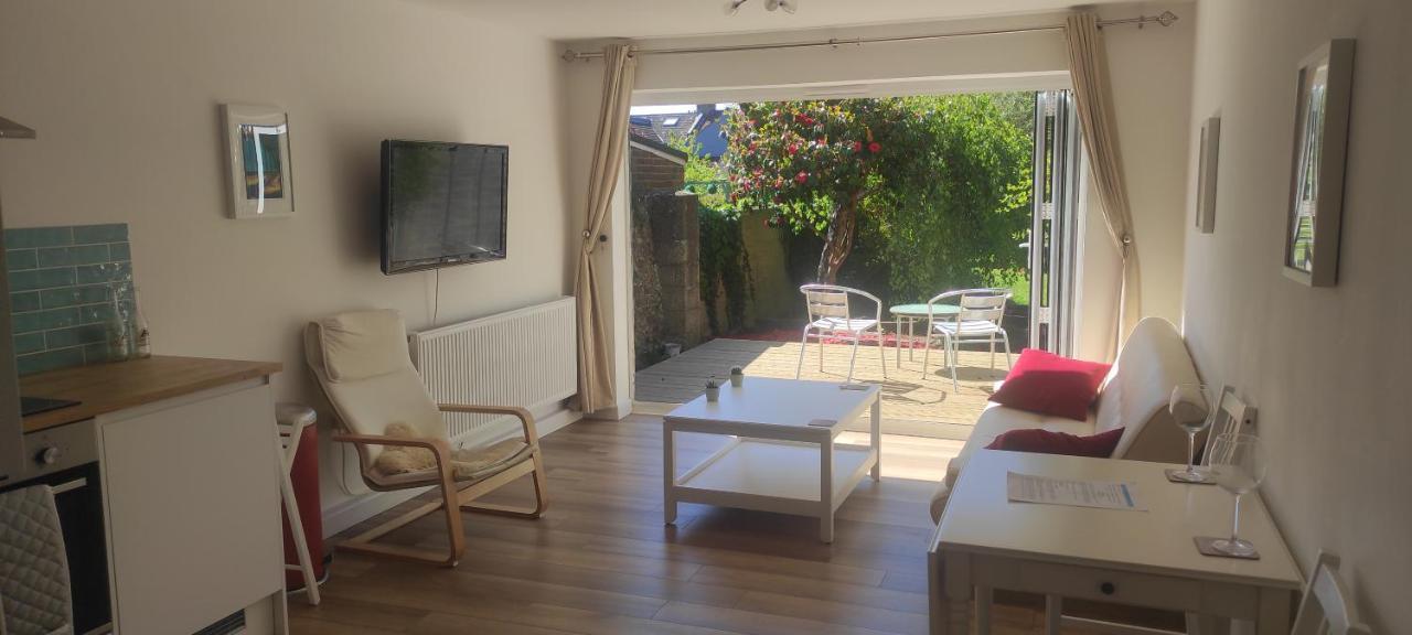 Adorable One-Bedroom Flat With Patio Garden. Southwick  Exteriör bild