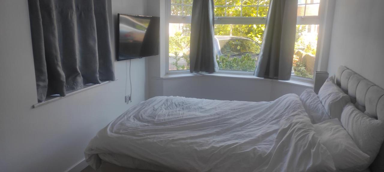 Adorable One-Bedroom Flat With Patio Garden. Southwick  Exteriör bild